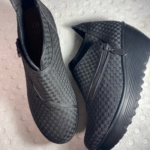 NWOT Bernie Mev Zig Zag Side Zip Ankle Bootie -  In Black - Picture 13 of 16